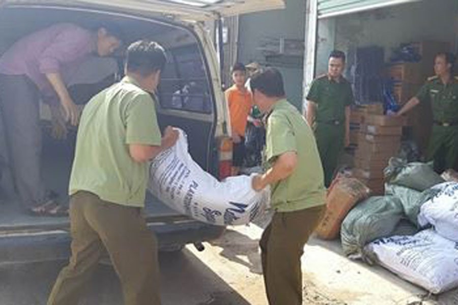 Cơ quan chức năng đang kiểm tra một kho hàng chứa nguyên liệu trà sữa không rõ nguồn gốc xuất xứ.
