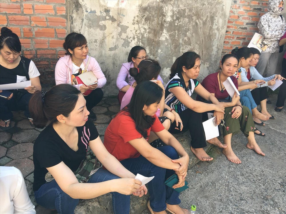 Phụ huynh ngồi chờ con tại điểm thi. Ảnh: Thảo Anh