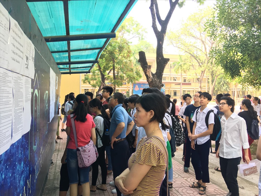 Phụ huynh và thí sinh có mặt tại điểm thi THPT Yên Hoà từ sớm. Ảnh: Thảo Anh