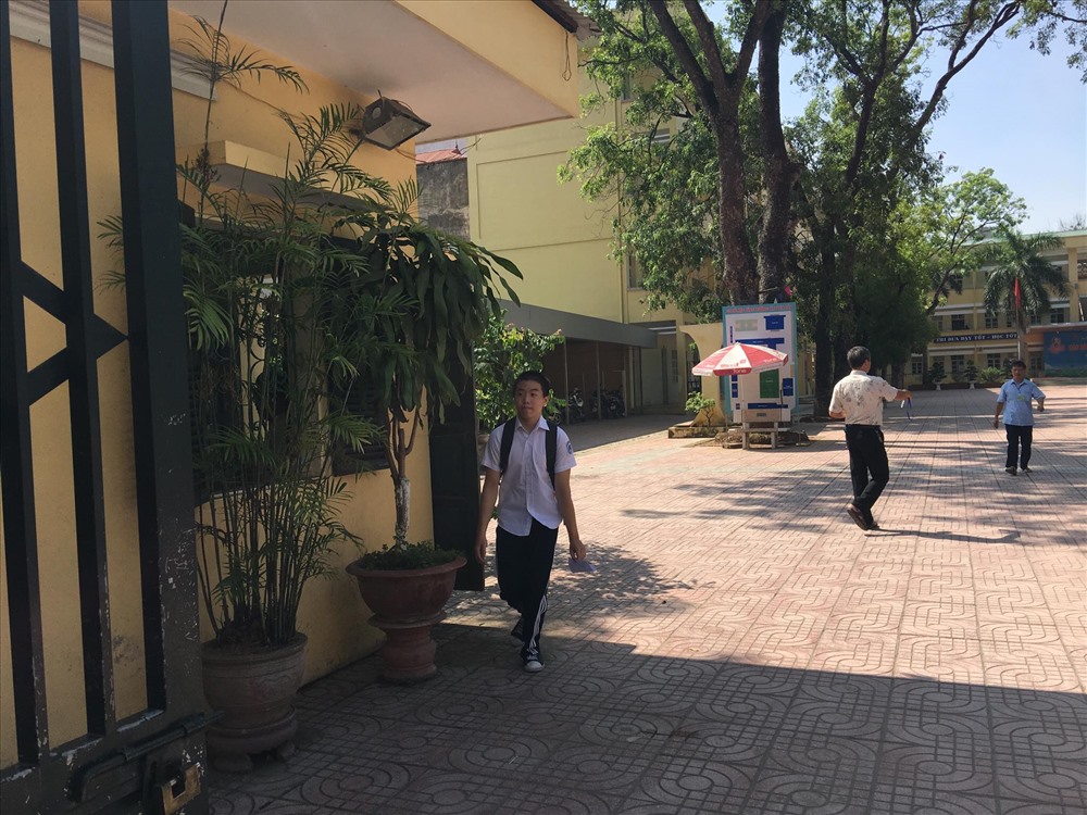 9h20 vẫn có thí sinh hớt hải rời trường vì nhầm điểm thi. Ảnh: Thảo Anh
