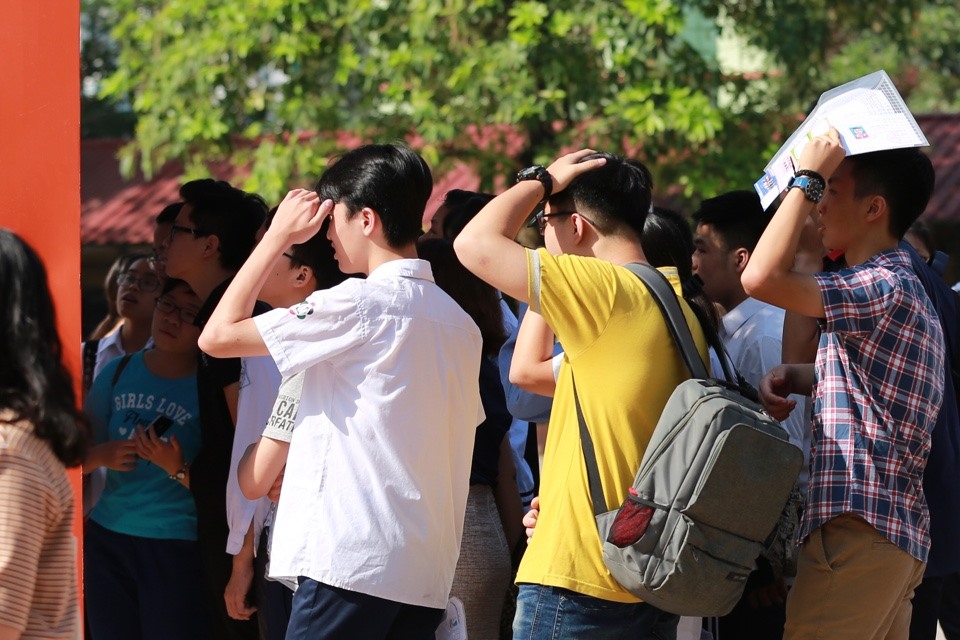 Nắng nóng cũng đã gây nên những khó khăn cho thí sinh. Ảnh: Hải Nguyễn