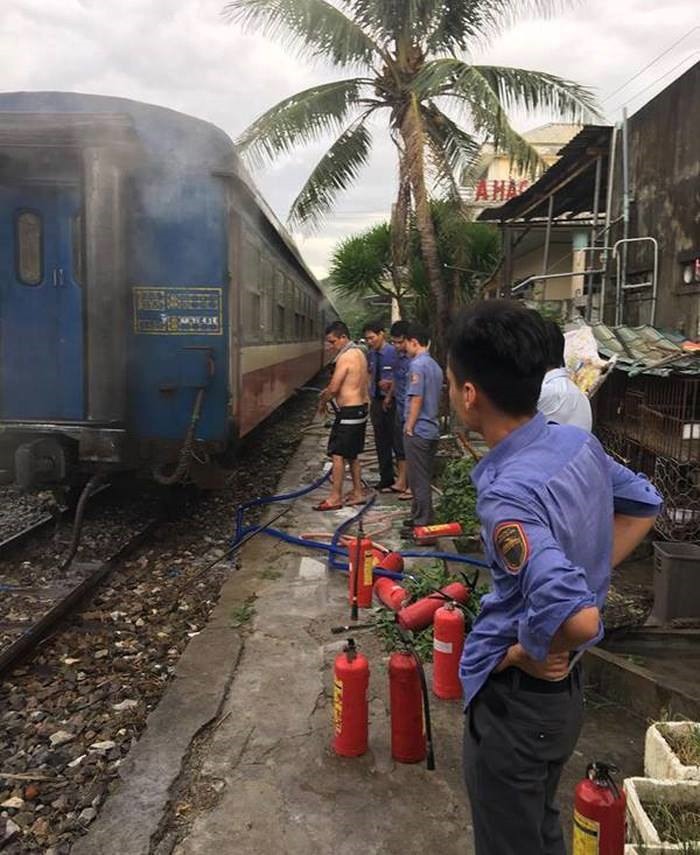 Tàu NH1 đến ga Hào Sơn bất ngờ bốc cháy.