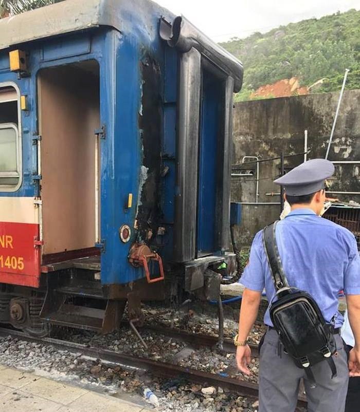 Khói bốc ra từ đuôi tàu.