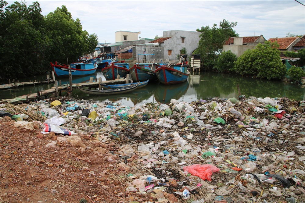 Bến thuyền Nhân Ân ngập chìm trong rác. Ảnh: Đình Phùng