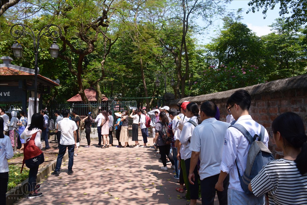 Sáng nay (6.6), dưới thời tiết nắng nóng 38 độ C, hàng nghìn sĩ tử đổ về khu di tích Văn Miếu (Hà Nội) để cầu may mắn.