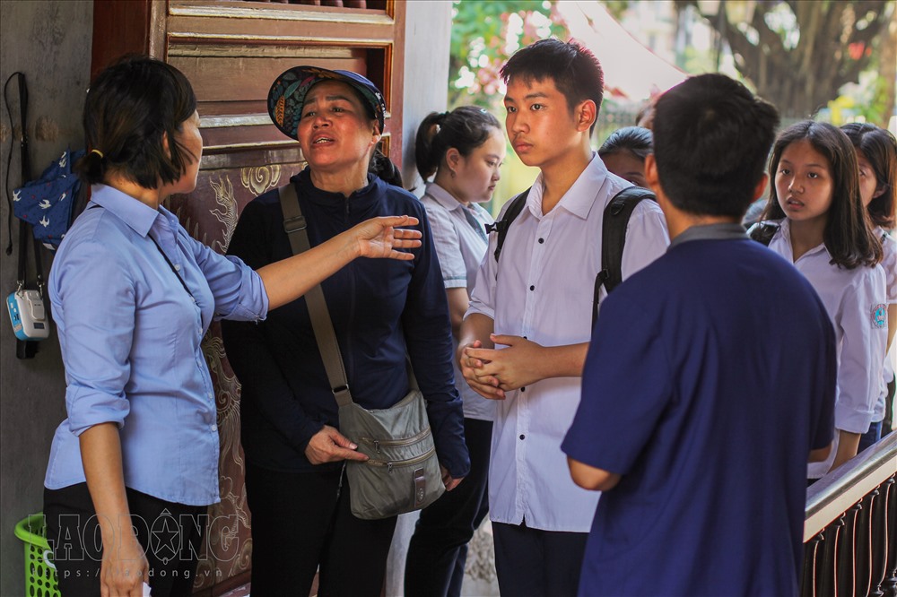 Những học sinh dưới 15 tuổi sẽ không mất phí khi vào tham quan Văn Miếu.