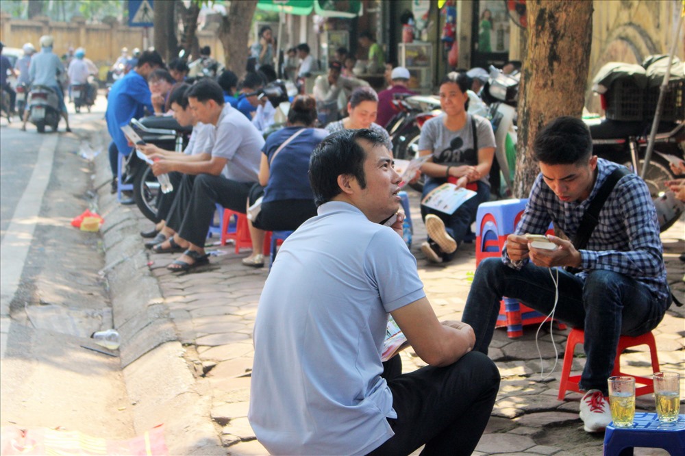 Những quán trà đá đối diện cổng trường đông kín vì phụ huynh ngồi chờ con