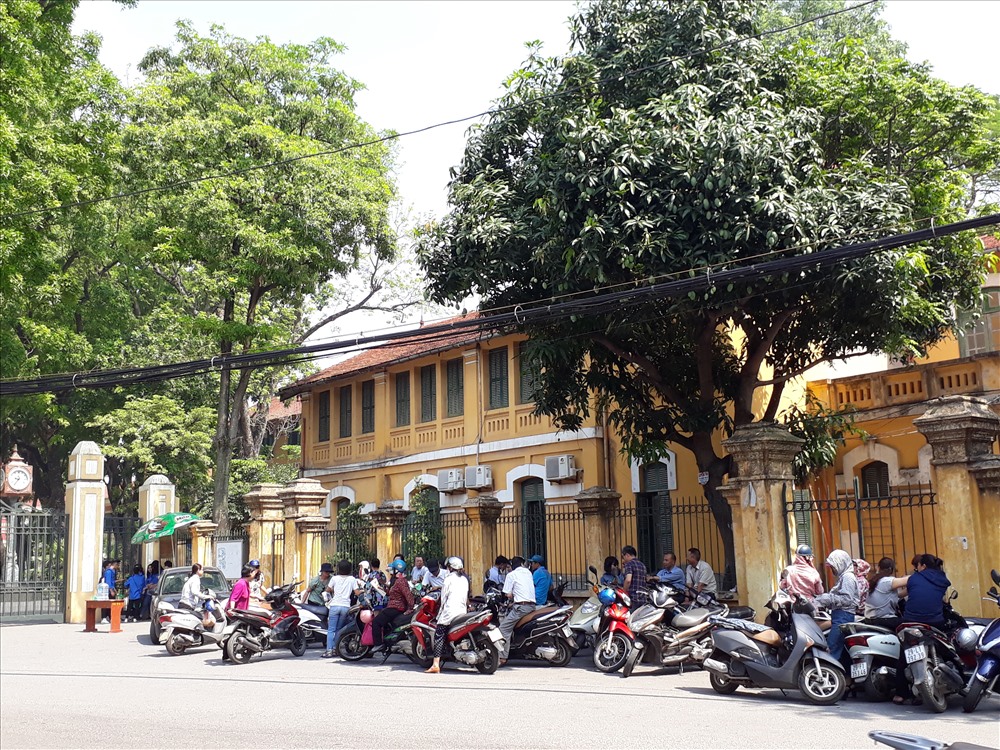 Cổng trường THPT Chu Văn An sáng 7.6.