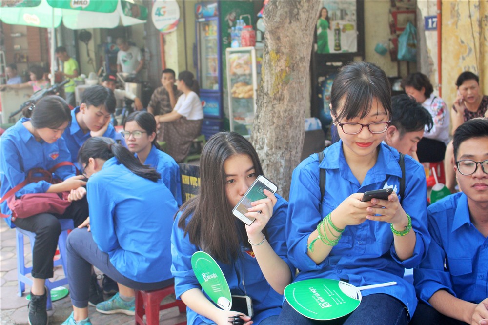 Sinh viên tình nguyện “nghỉ ngơi”, cùng chờ đợi thí sinh hết giờ thi.