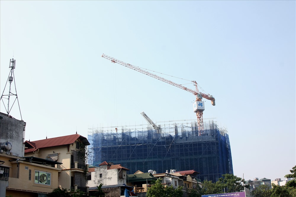 Cần cẩu trọng tải lớn hoạt động liên tục trên nóc nhà dân.