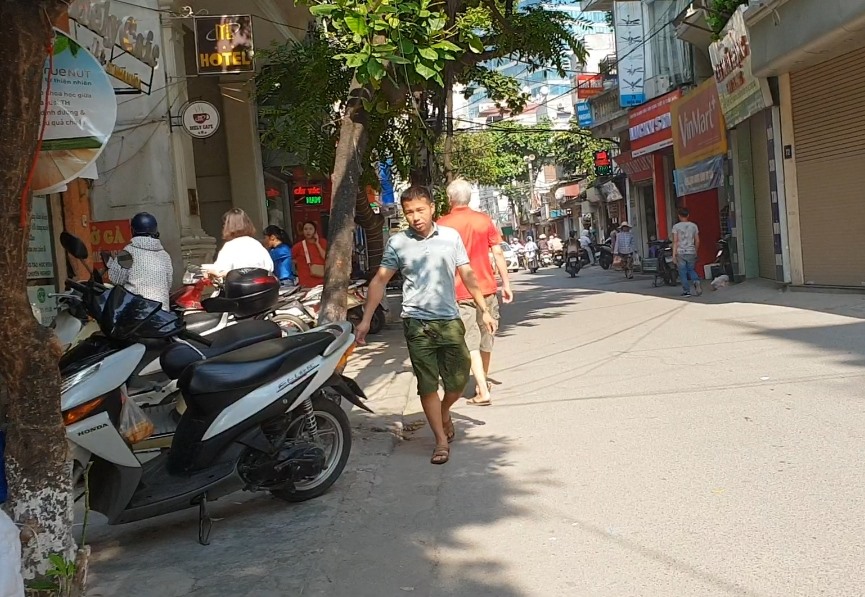 Theo chân người phụ nữ “lạ”
