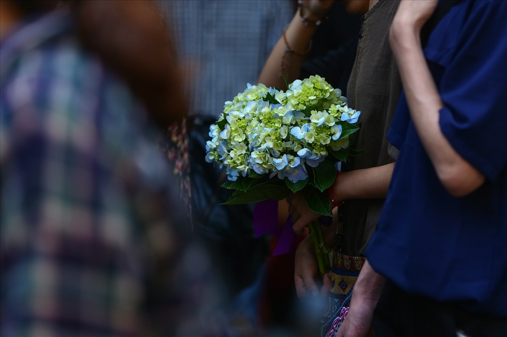 Trước đó, hung thủ Nguyễn Anh Tú (SN 1983, trú tại phường Hàng Bột, quận Đống Đa, TP. Hà Nội) đã có lời khai với cơ quan chức năng. Theo đó, sau khi phạm tối, hắn đã đi uống bia và gọi điện về cho bố để thú nhận. Gia đình hung thủ cũng khuyên nên ra đầu thú tuy nhiên hắn đã bị bắt ngay sau đó.