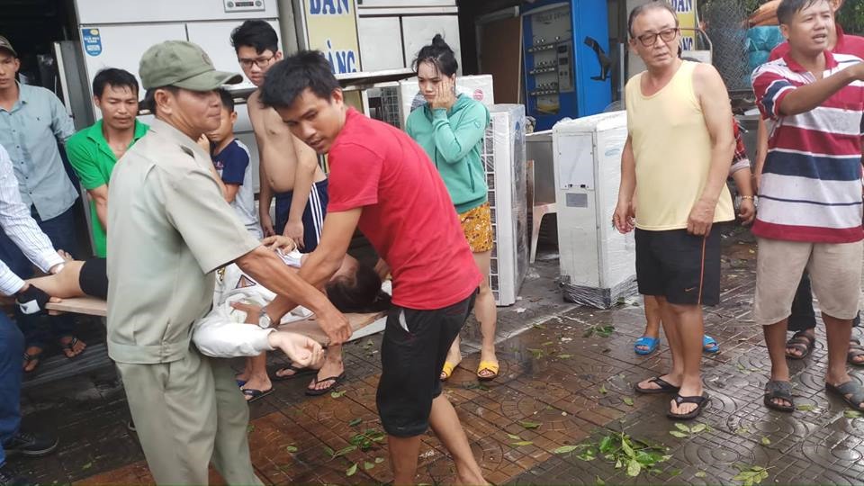 Đè trúng 3 người khiến họ bị thương.