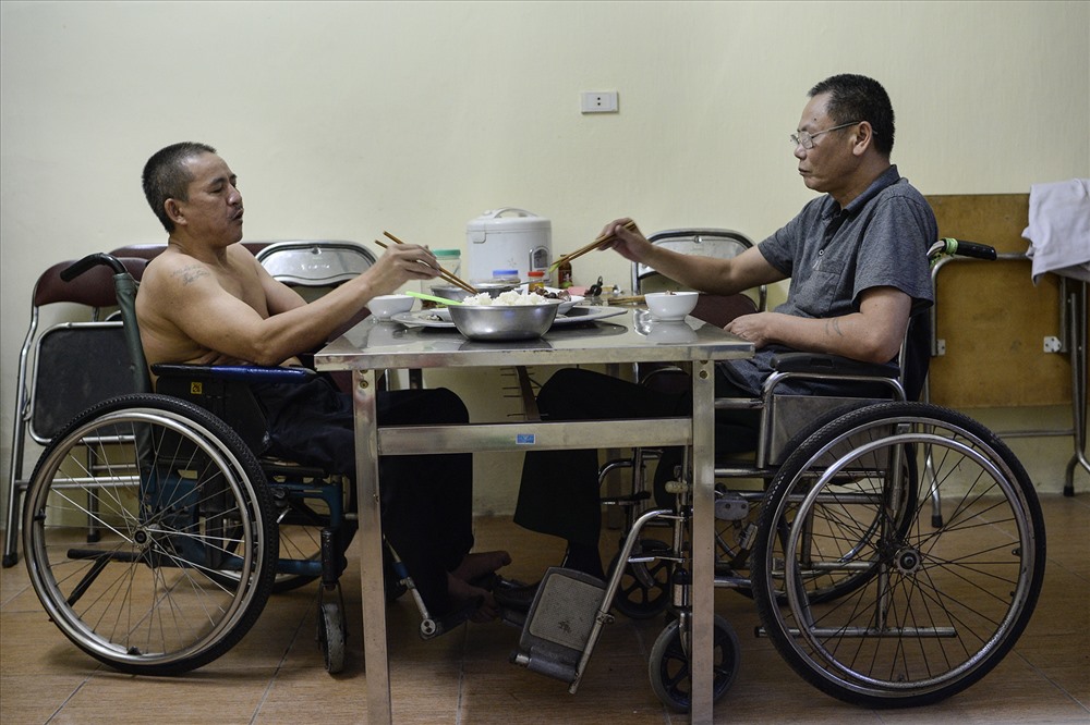 Ở cùng anh là một người đồng đội, cũng là chiến sĩ trong cuộc chiến tranh biên giới.