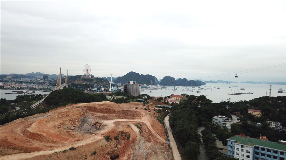 Một quả đồi có cảnh đẹp án ngữ ở hai đầu Cửa Lục (phía gần Hải Quân, Vườn Đào) - đã được cấp phép để xẻ đồi làm dự án bất động sản. 
