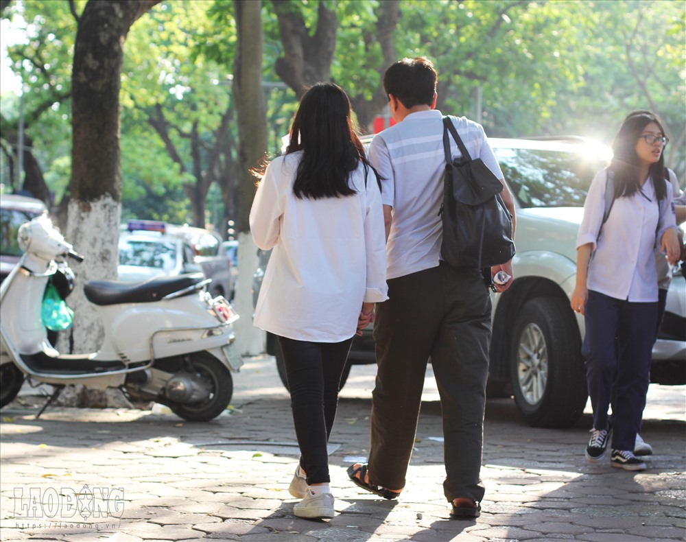 “Bố mẹ đẻ con ra ai cũng muốn cho con ăn học bằng chúng bằng bạn. Nhưng nhìn con học tập vất vả tôi thương quá! Không đỗ trường này tôi sẽ cho con học trường khác. Muốn nó gỡ bỏ gánh nặng đi và nhìn lại để thấy gia đình luôn bên nó khi nó cần” Anh Dương Vương chia sẻ.