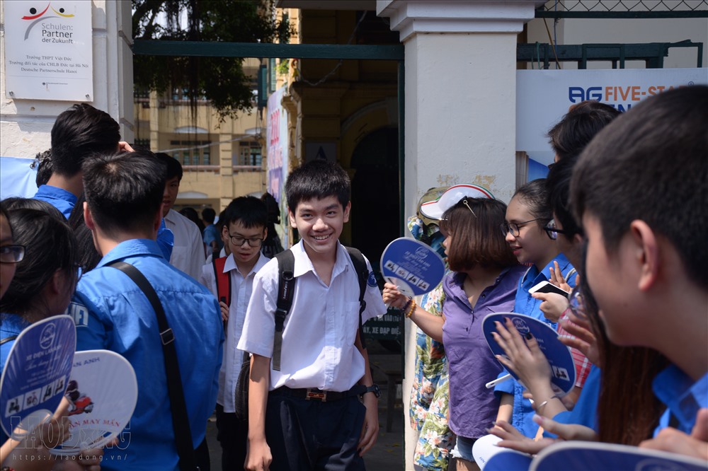Nhưng cũng có những nụ cười bỡ ngỡ, ngượng ngùng.