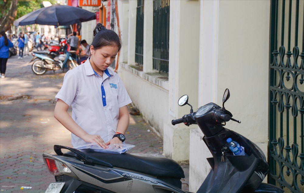 Quên máy tính, nữ sinh đứng lặng một góc, ngậm ngùi cất tờ đề dự thi, chuẩn bị cho ngày thi mới.
