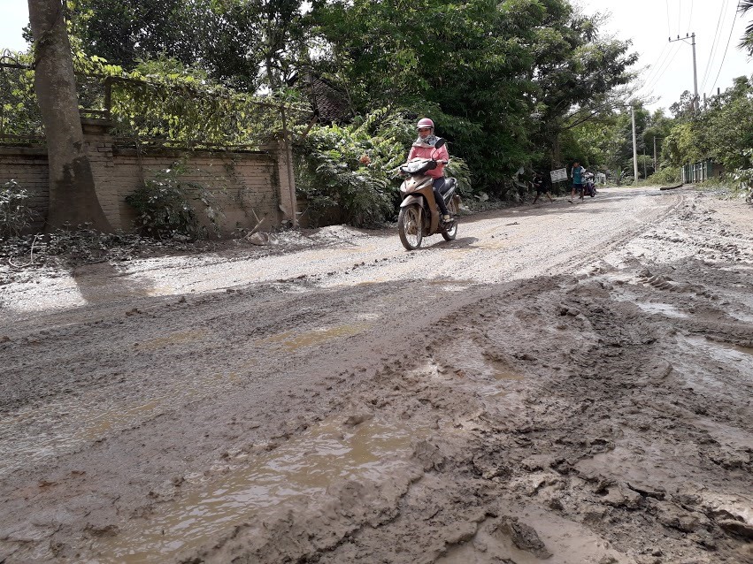 Người dân gặp rất nhiều khó khăn khi đi lại trên con đường này, do đường đi quá trơn trượt. Ảnh: Thanh Tâm