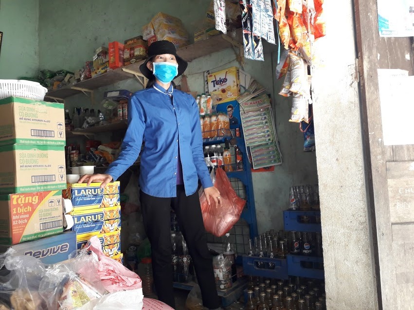 Chị Liễu luôn phải đeo khẩu trang cả ngày vì đường quá bụi. Ảnh: Thùy Dung