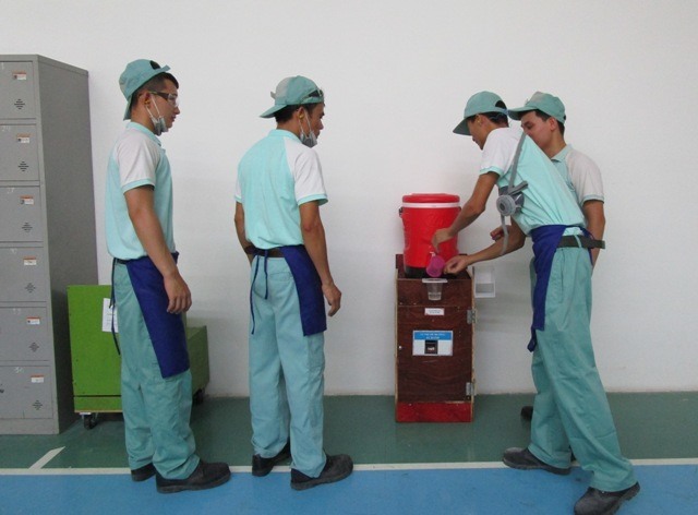 CNLĐ được CĐ và người sử dụng lao động Cty TNHH Toto Việt Nam phát nước chanh đá miễn phí để giải nhiệt. Ảnh: CĐ Cty TNHH Toto Việt Nam.