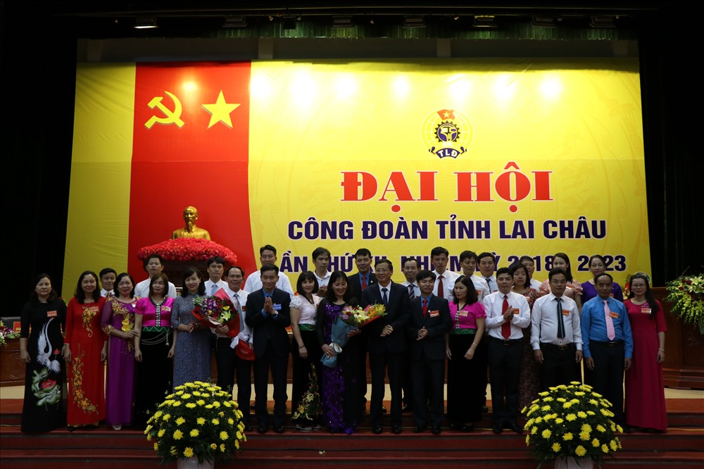 Phó Chủ tịch Tổng LĐLĐVN Trần Văn Thuật (thứ 7 từ trái qua) và Chủ tịch HĐNĐ tỉnh Vũ Văn Hoàn (thứ 7 từ phải qua) chúc mừng BCH LĐLĐ tỉnh Lai Châu khoá XII nhiệm kì 2018-2023.
