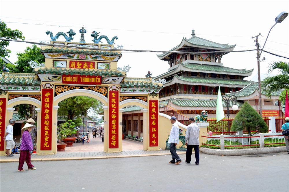 Miếu bà Chúa Xứ - tâm điểm của Khu Du lịch Núi Sam (Ảnh: Lục Tùng)