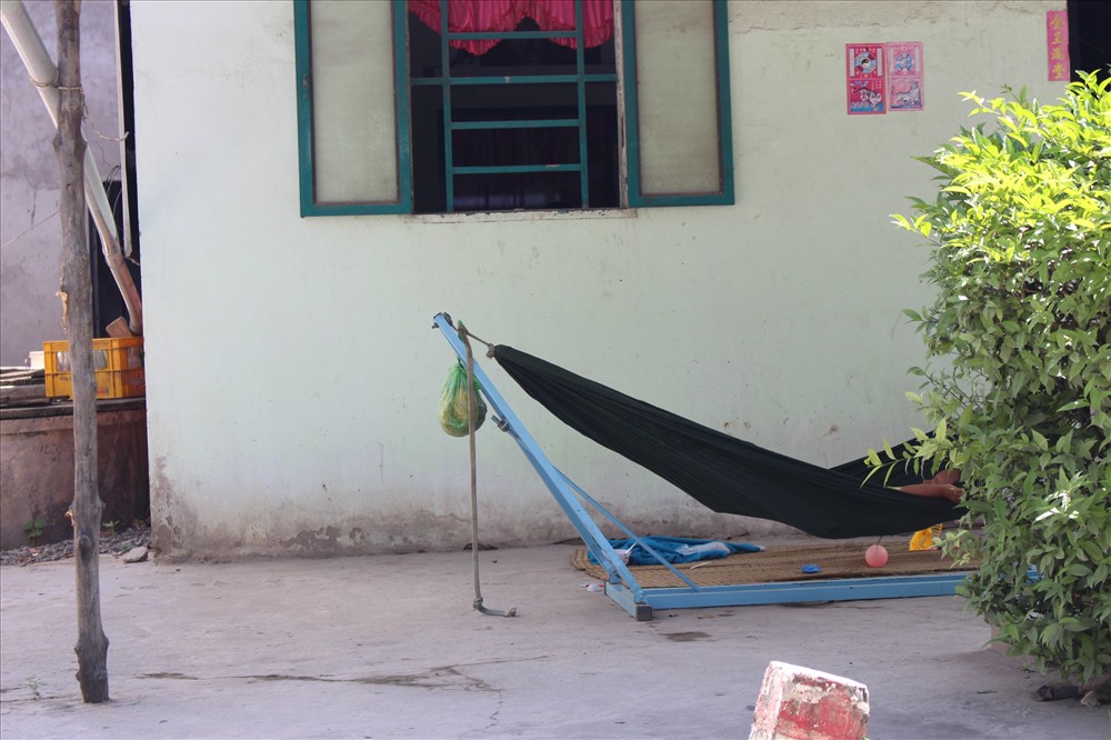 Trên chiếc võng này, mỗi lần đi nhậu về ông H thường kêu con gái nhỏ lên nằm chung.