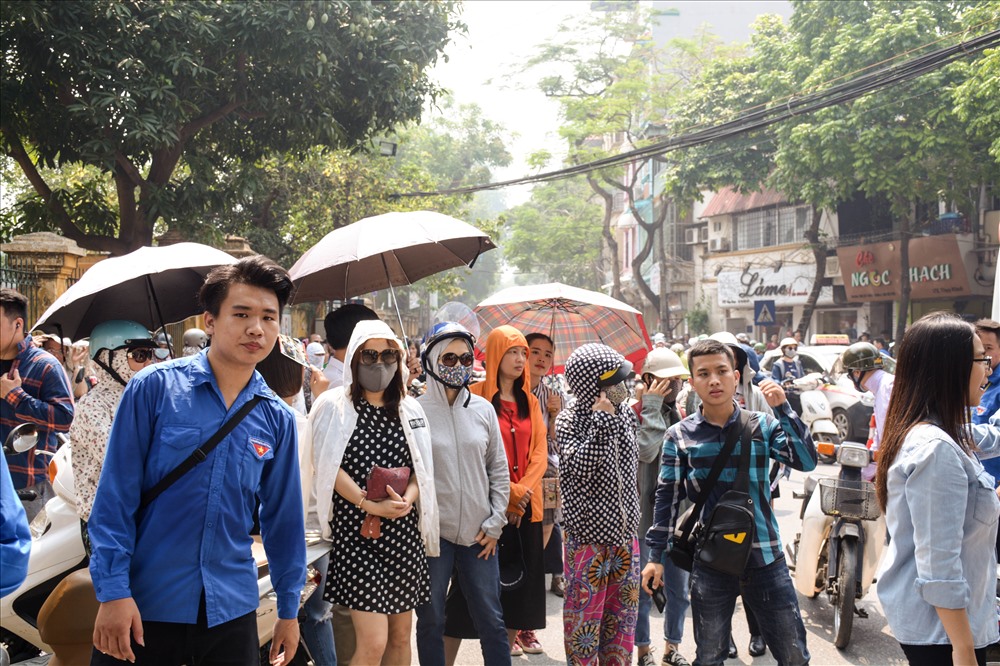 Thời tiết nắng nóng, mặt đường phả nhiệt như đổ lửa, nhưng tại các điểm thi, nhiều phụ huynh vẫn tập trung rất đông để “tiếp sức” cho con em mình.