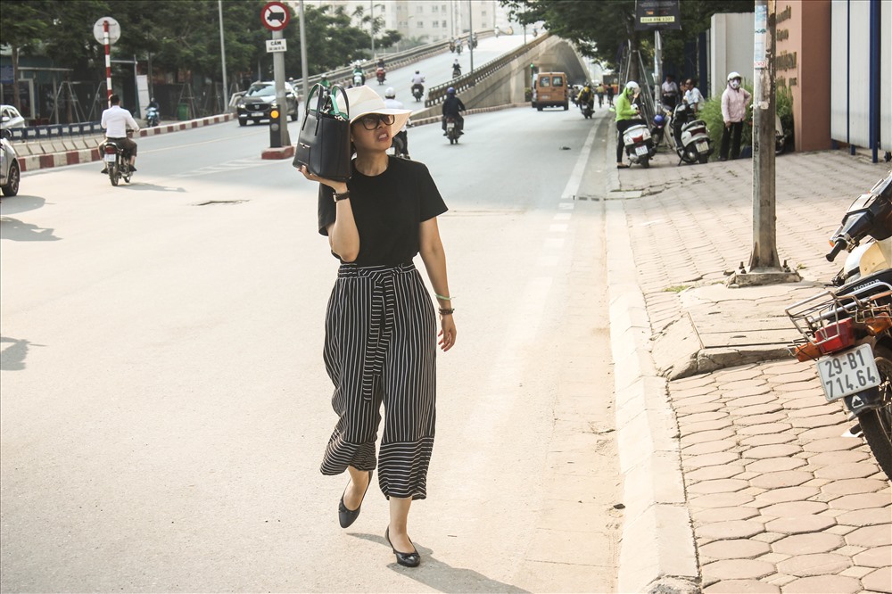 Thời tiết nắng nóng, nhiều con đường phả nhiệt như đổ lửa.