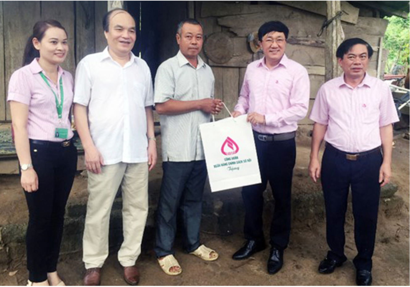 Đoàn công tác thăm và tặng quà cho gia đình anh Vy Văn Dũng ở bản Hòa Sơn, xã Tà Cạ, nhờ vay vốn ưu đãi để đầu tư trang trại, đã mang lại hiệu quả cao, gia đình thoát hẳn nghèo