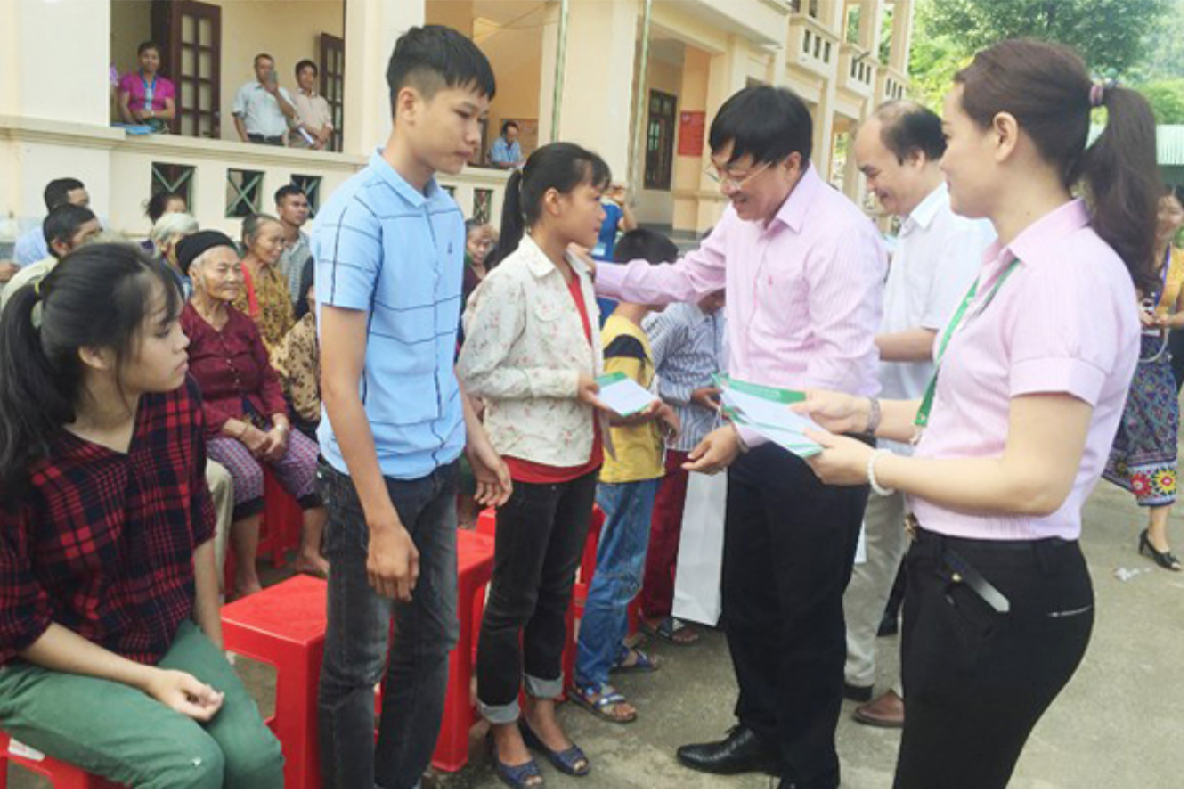 Tổng Giám đốc Dương Quyết Thắng đã tặng quà cho các em thiếu niên nhi đồng và các hộ gia đình chính sách trên địa bàn xã Tà Cạ