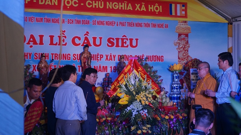 Dâng hoa, hương tưởng niệm. Ảnh: PV