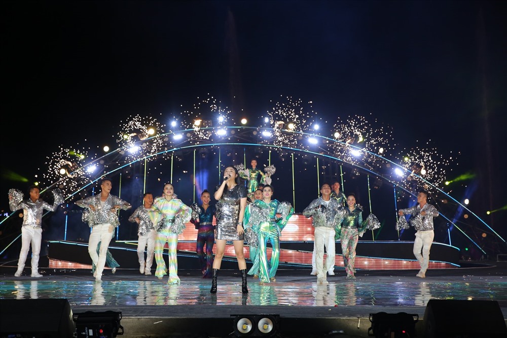 Ca sĩ Văn Mai Hương trình bày liên khúc “The Winner Takes It All - Dancing Queen”