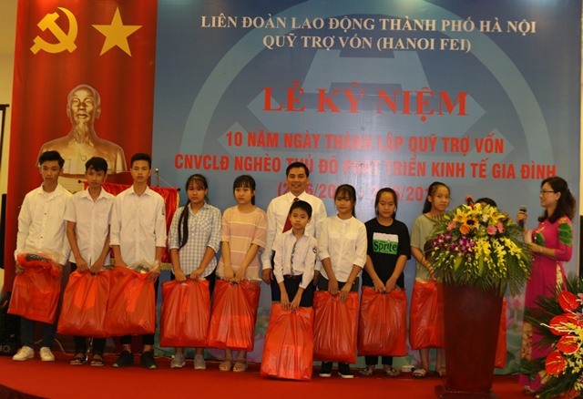 Ông Lê Đình Hùng - Phó Chủ tịch LĐLĐ TP. Hà Nội trao sản phẩm hỗ trợ cộng đồng đợt 1 năm 2018 của Quỹ Trợ vốn Hanoi FEI cho con CNVCLĐ vay vốn vượt khó đạt thành tích cao trong học tập. Ảnh: Quỹ Trợ vốn Hanoi FEI