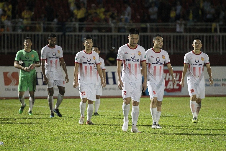 Nam Định rơi xuống vị trí áp chót trên BXH sau trận thua 0-1 trước CLB Sài Gòn. Ảnh: H.T