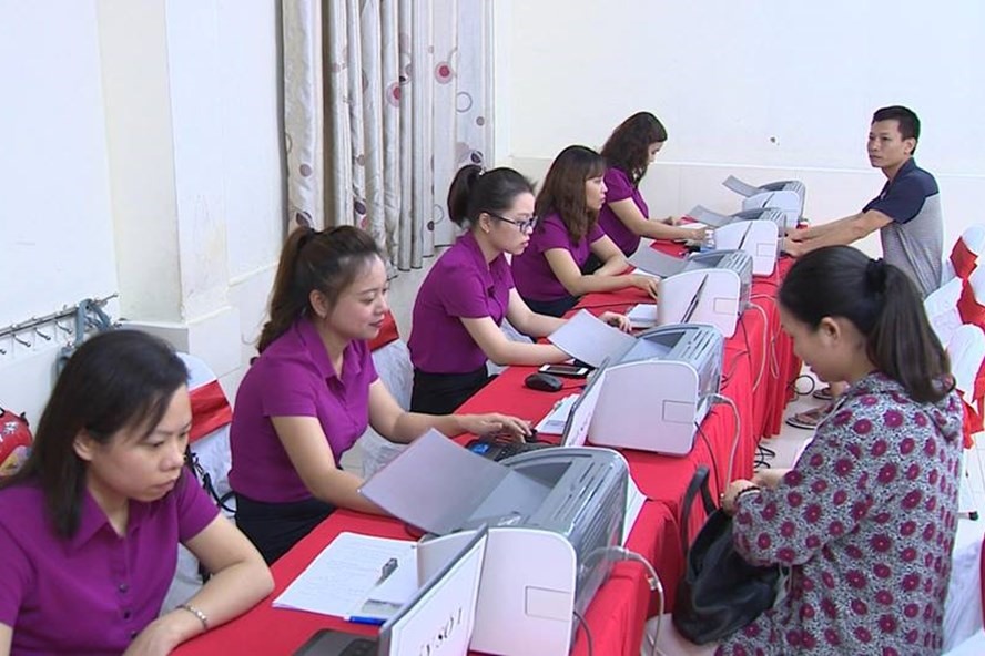 Phụ huynh đến đăng kí xét tuyển tại Trường Tiểu học Nghĩa Tân. Ảnh: HN
