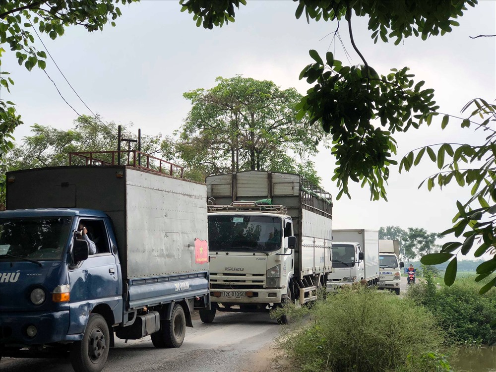Con đường vốn thanh bình đã trở thành nỗi khiếp sợ của người dân xã Phù Đổng mỗi khi lưu thông. Ảnh: Hà Phương