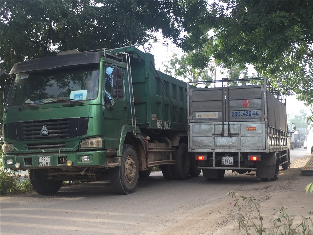 Chỉ cần hai xe tránh nhau, đoạn đê nhỏ sẽ xảy ra tắc cục bộ. Ảnh: Hoàng Thủy