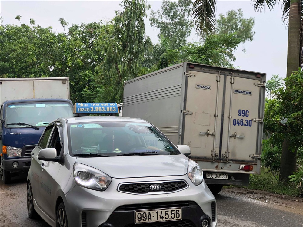 Tình trạng tắc đường ngay khi hai xe tải trọng lớn tránh nhau, các xe máy luôn trong tình trạng nguy hiểm khi tài xế xe tải không thể nhìn thấy. Ảnh: Hà Phương