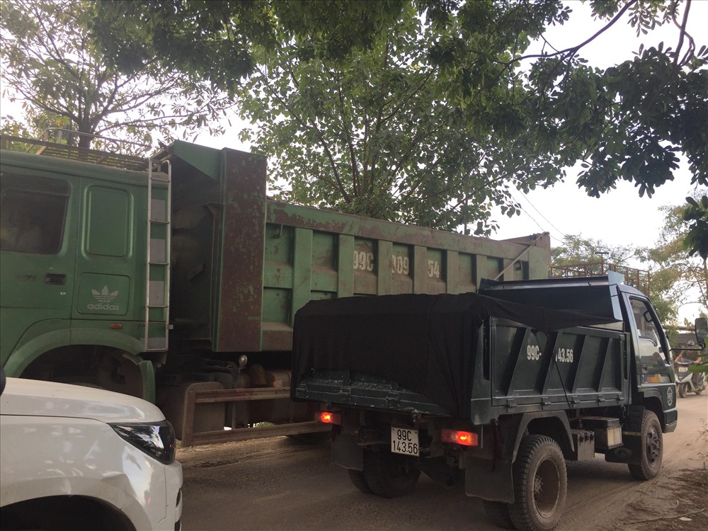 Con đê nhỏ oằn mình chịu đựng sức nặng của các hung thần tải trọng lớn. Ảnh: Hoàng Thủy