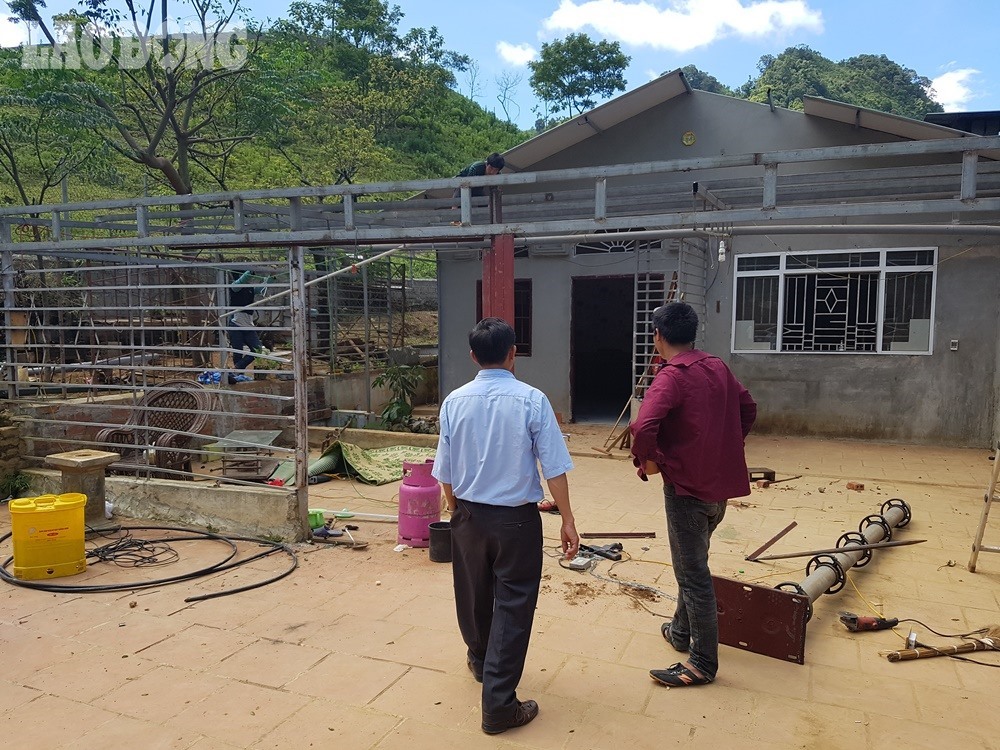 Căn nhà của trùm ma túy Nguyễn Văn Thuận (34 tuổi, tức Thuận Chuột, Thổ, quê ở huyện Thanh Liêm, tỉnh Hà Nam) nằm trên một quả đồi thấp ở bản Tà Dê, xã Lóng Luông, huyện Vân Hồ, Sơn La. Ảnh: Cường Ngô