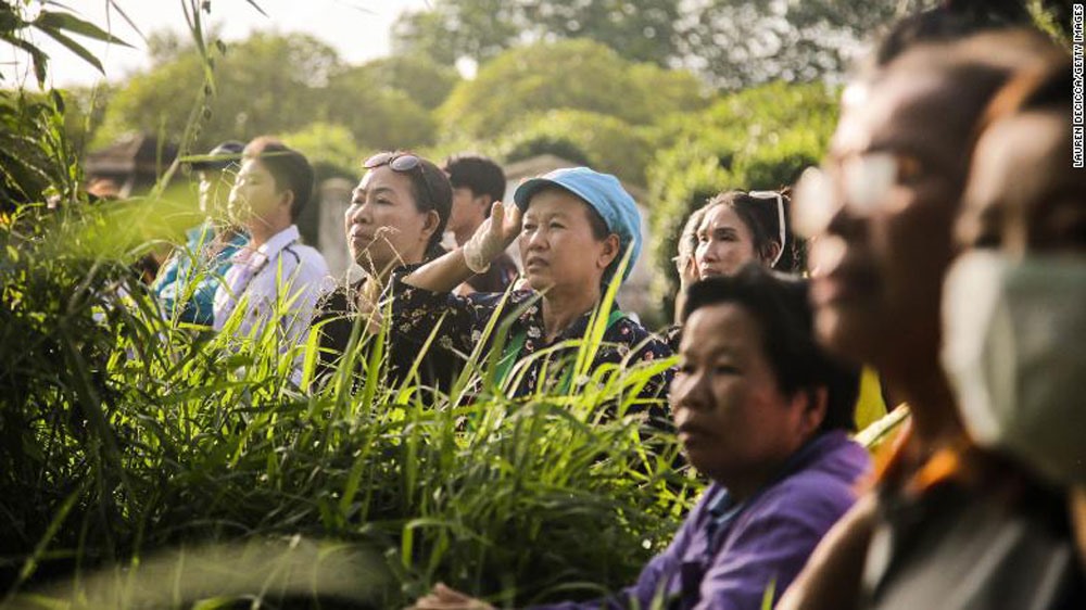 Người dân theo dõi cuộc giải cứu. Ảnh: CNN