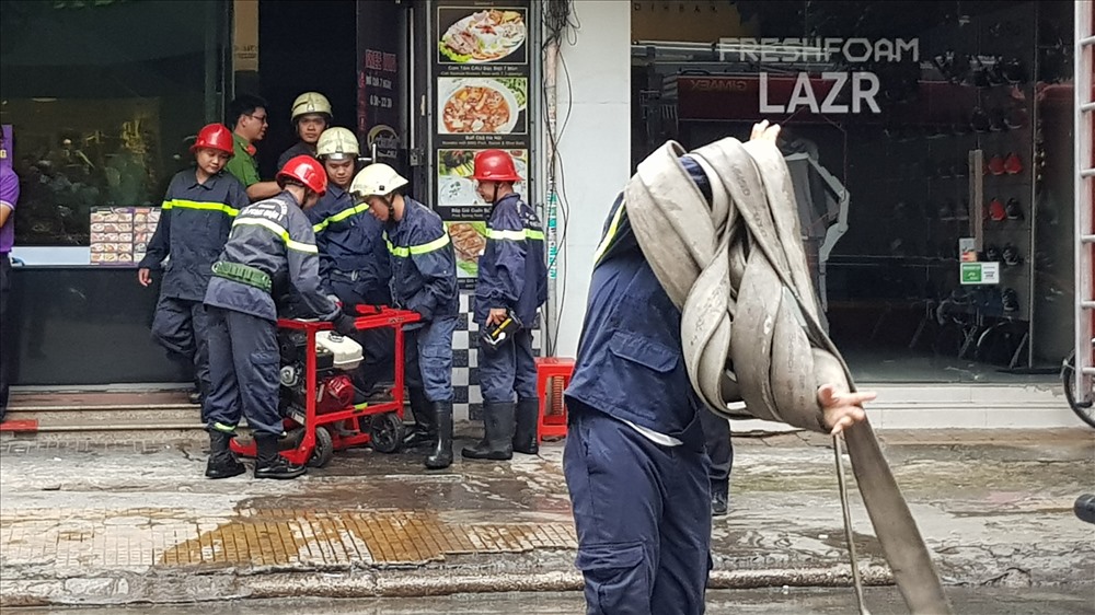 Đến 15h30, Cảnh sát rút khỏi hiện trường, bàn giao lại cho các lực lượng chức năng điều tra làm rõ nguyên nhân, thiệt hại do vụ cháy gây ra. Ảnh: T.S