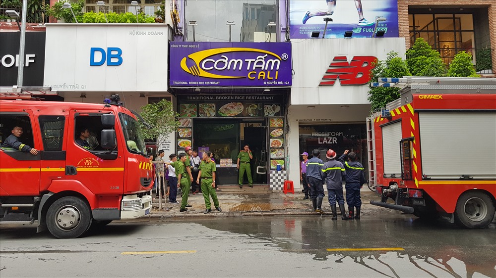 Cảnh sát tiếp cận hiện trường, nhanh chóng dập tắt đám cháy. Ảnh: T.S