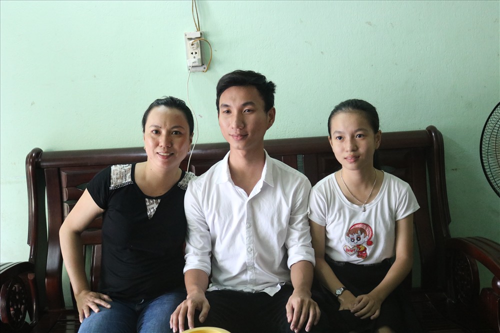 Gia đình chia sẻ niềm vui với em. Ảnh: Đ.V