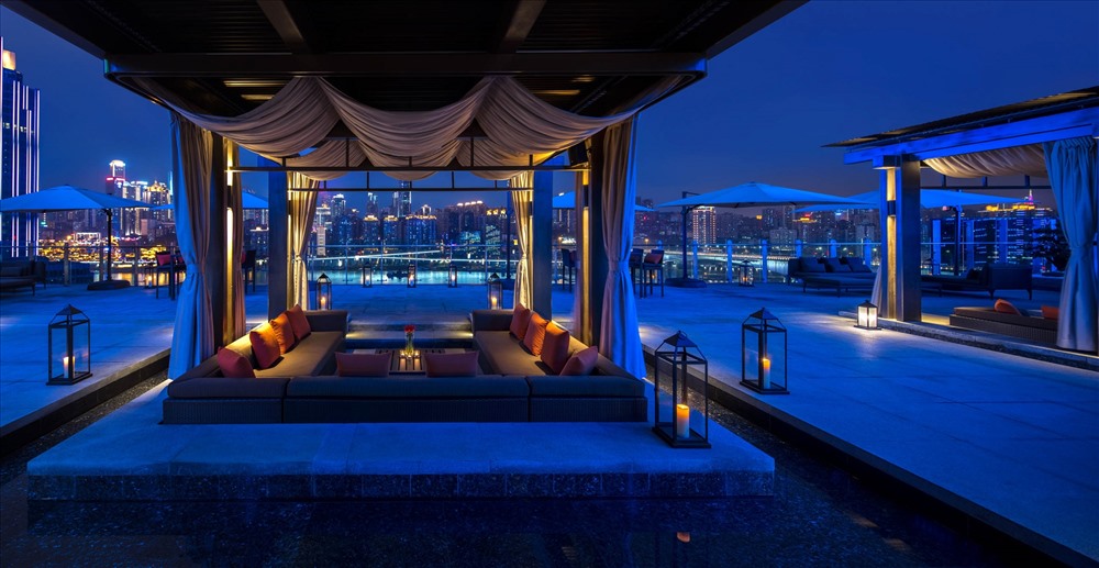 River Terrace – bar trên tầng cao nhất khách sạn đem lại trải nghiệm xa hoa mới mẻ
