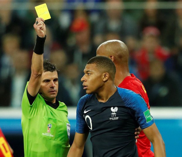 Hành vi câu giờ thô thiển trong trận bán kết với ĐT Bỉ đã khiến Mbappe nhận thẻ vàng và may mắn không vị đội trưởng Kompany và Witsel của ĐT Bỉ “tẩn” trên sân. Ảnh: FIFA