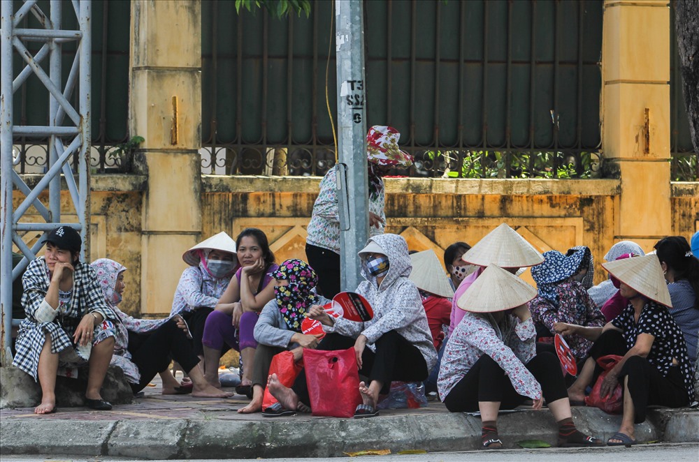 Nhiều tiểu thương mệt mỏi vì hằng ngày phải lên trước cổng UBND huyện Sóc Sơn để chờ được đối thoại