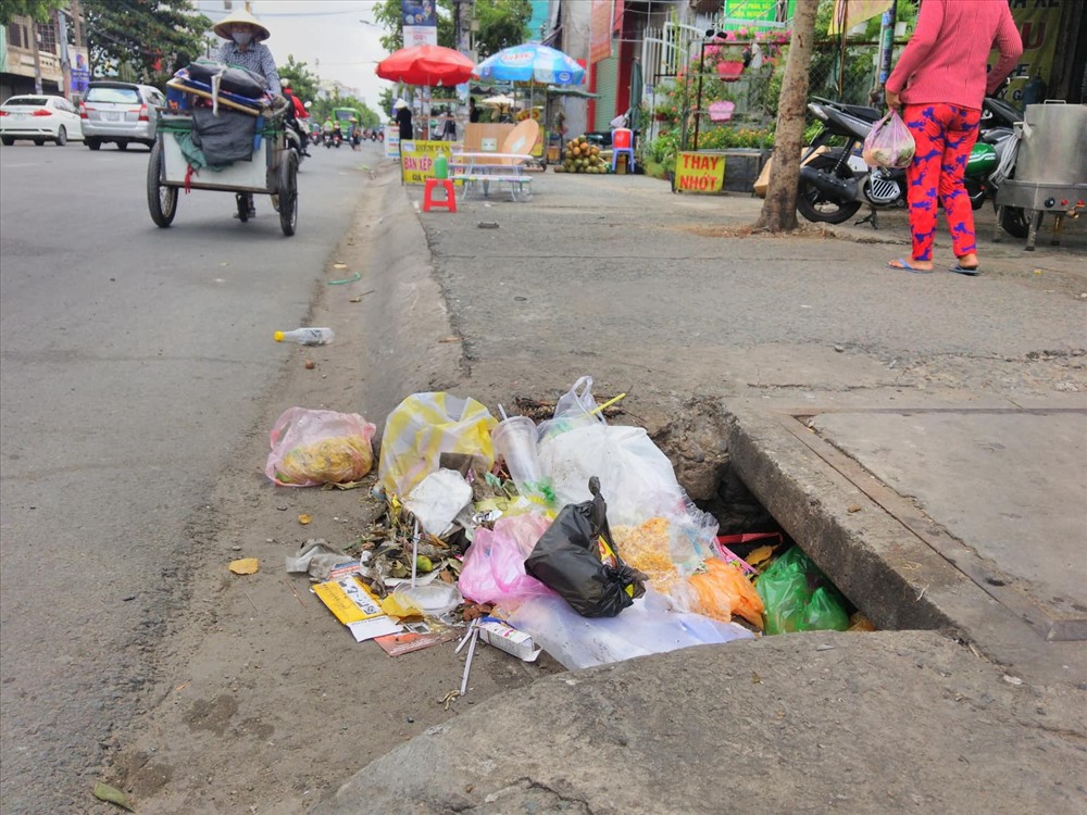 Người dân coi miệng cống thoát nước là nơi xả rác.